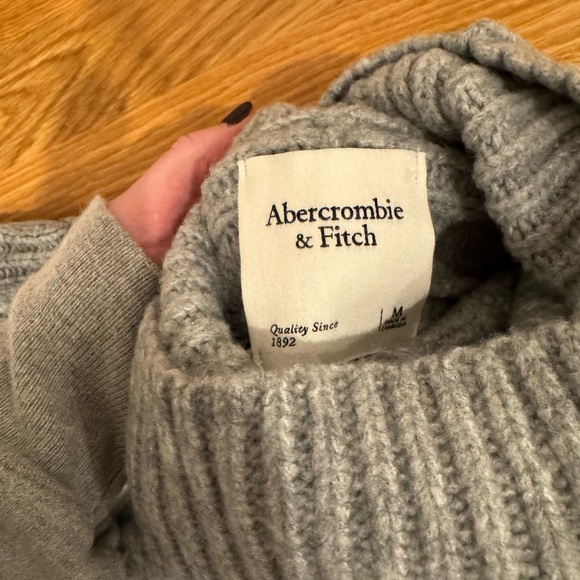 Abercrombie & Fitch Gray Cable Knit Sweater Never Worn - Picture 2 of 4